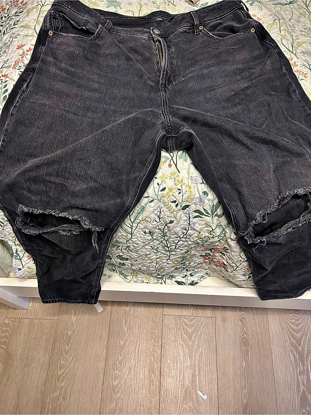 American Eagle Women's Black Distressed Skinny Jeans Waist 20 - Picture 1 of 4